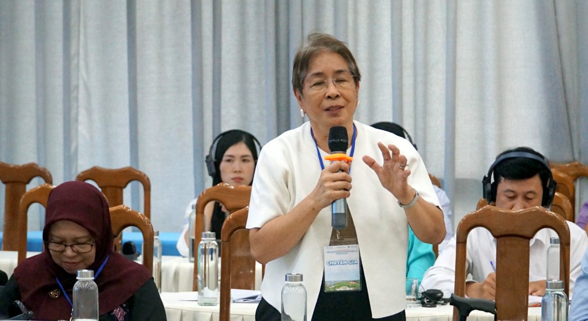 TS. Emilia Qunitio Pho chu tich, Nha khoa hoc cao cap cua To chuc Phat trien nghe ca Dong Nam A (SEAFDEC/AQD), Philippines chia se nuoi cua bun va quan ly tai nguyen. Anh: Nhat Ho