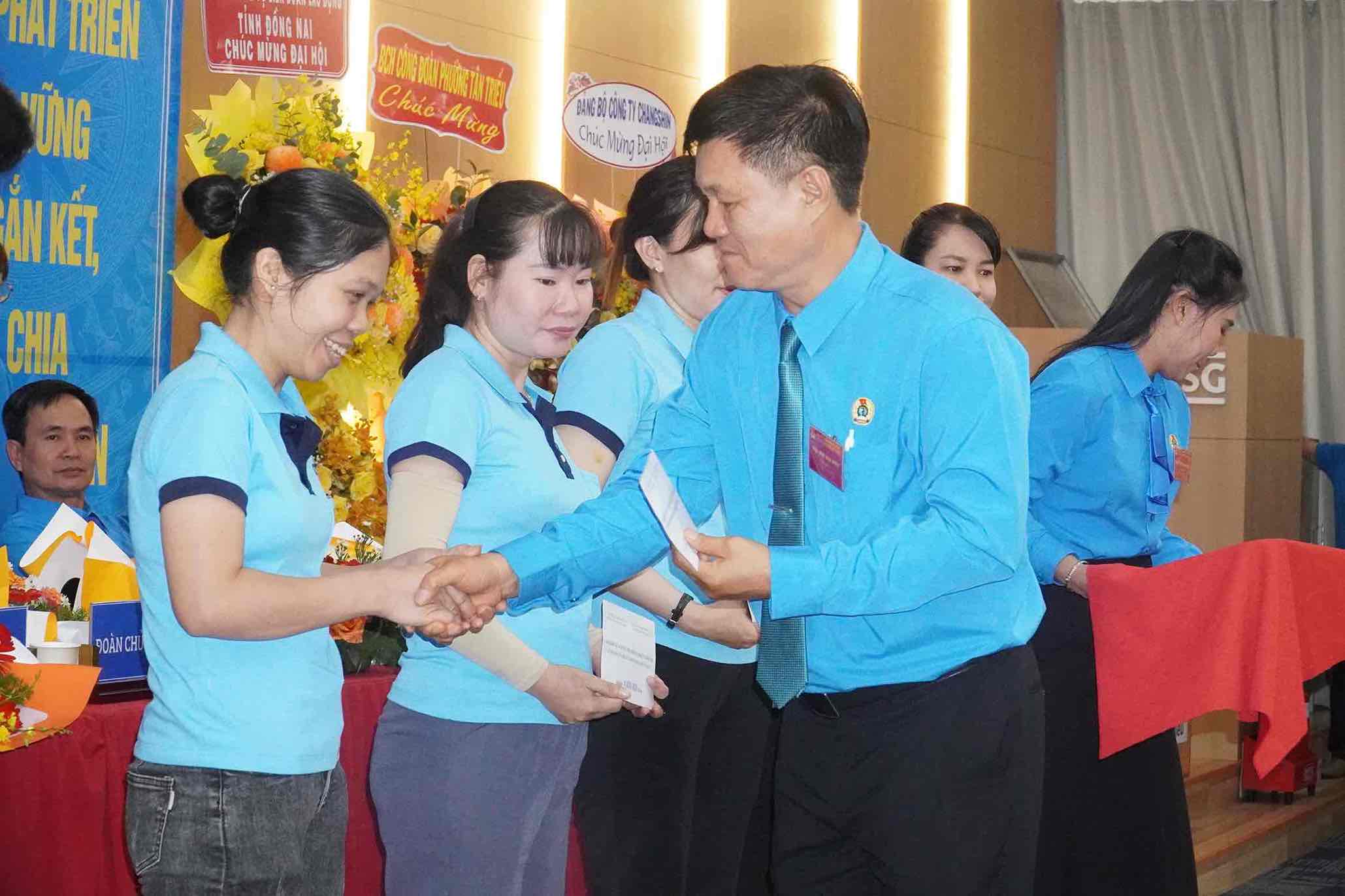 Ong Dang Tuan Tu trao ho tro cho doan vien, nguoi lao dong co nha bi anh huong bao 