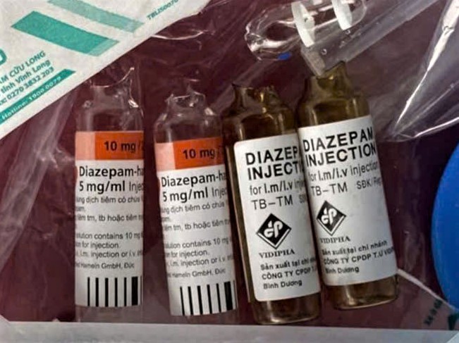 Nhung lo thuoc duoc phat hien tai hien truong, nghi nan nhan su dung de tu tu. Anh: CQCN cung cap