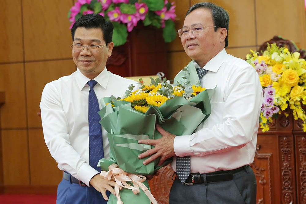 The Tay Ninh People's Council elected Mr. Le Van Han (right) as Chairman of the Provincial People's Committee. Photo: Anh Huy
