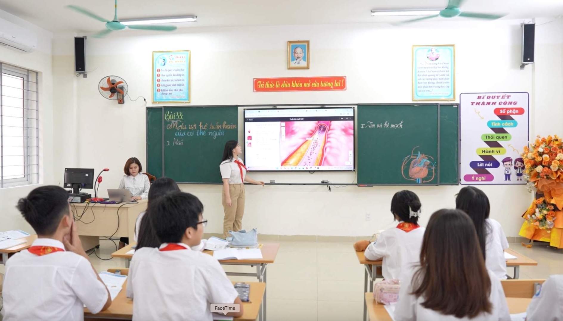 O moi tiet hoc, cac em hoc sinh deu duoc truc tiep trai nghiem, kham pha kien thuc va van dung AI trong hoc tap. Anh: Dinh Hiep