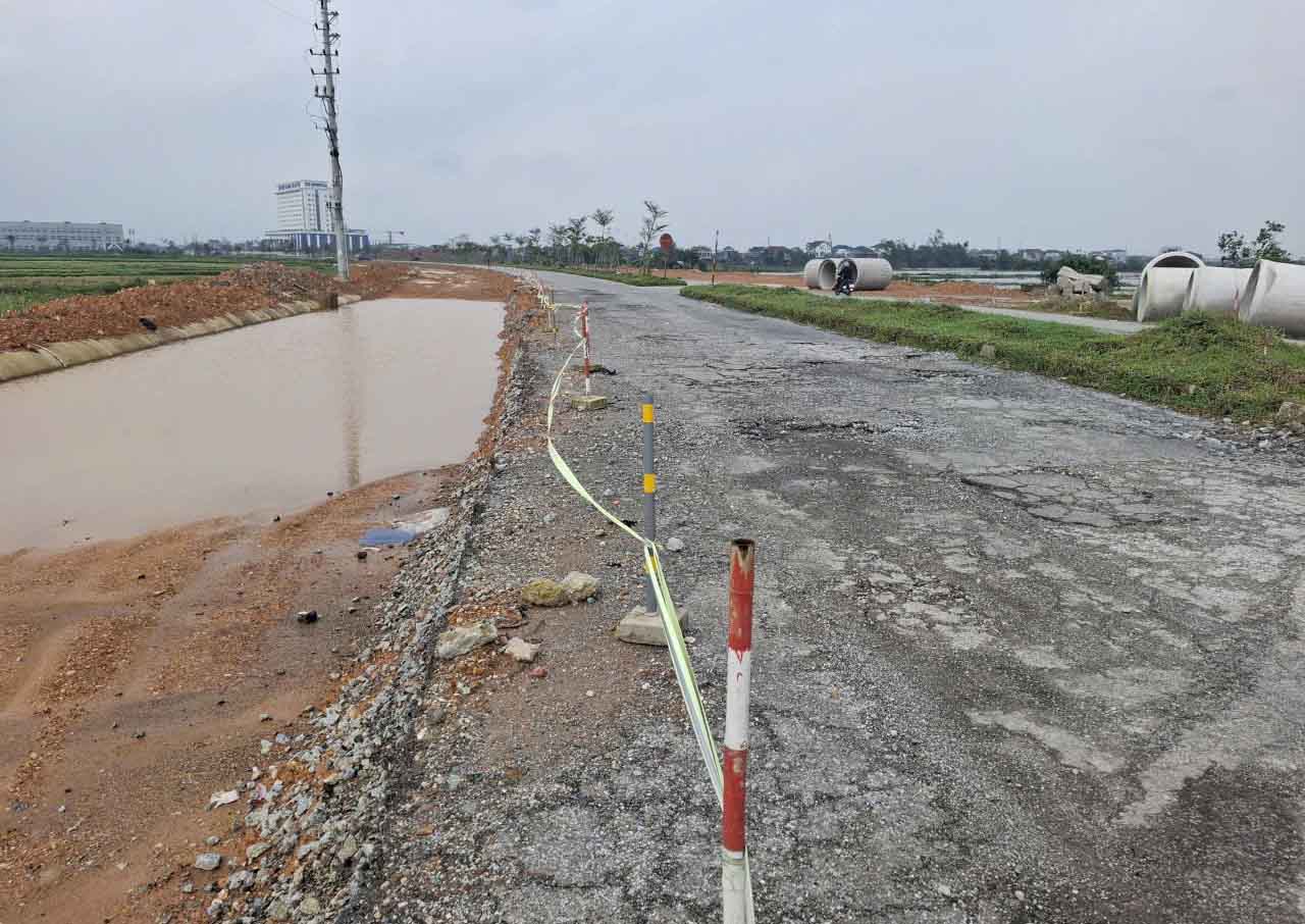 Dự án mở rộng, nâng cấp đường Ngô Quyền đang thi công nhưng do thời gian qua mưa nhiều nên bị ảnh hưởng đến khối lượng, nguy cơ khó đảm bảo tiến độ. Ảnh: Trần Tuấn.