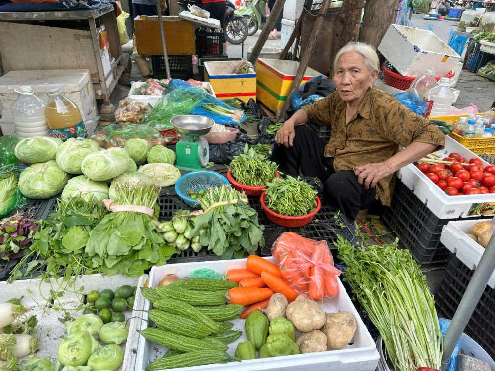 Expensive vegetables make consumers tighten spending. Photo: Quynh Chi.