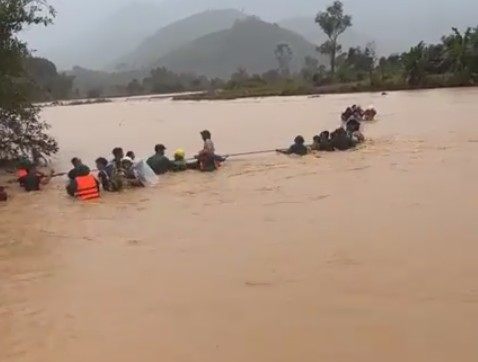 The government used ropes to move people in flooded areas in Yang Mao commune, Dak Lak province to safety. Photo: Bao Trung