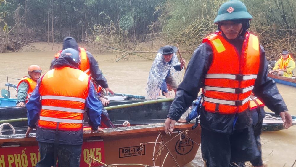 Missing person found in Hiep Duc commune, Da Nang after nearly 1 day of being swept away by flood. Photo: Khai Dang