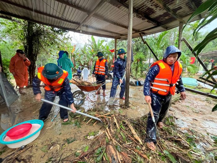 Luc luong quan su va dan quan xa ho tro nguoi dan don dep nha cua. Anh: Khai Dang