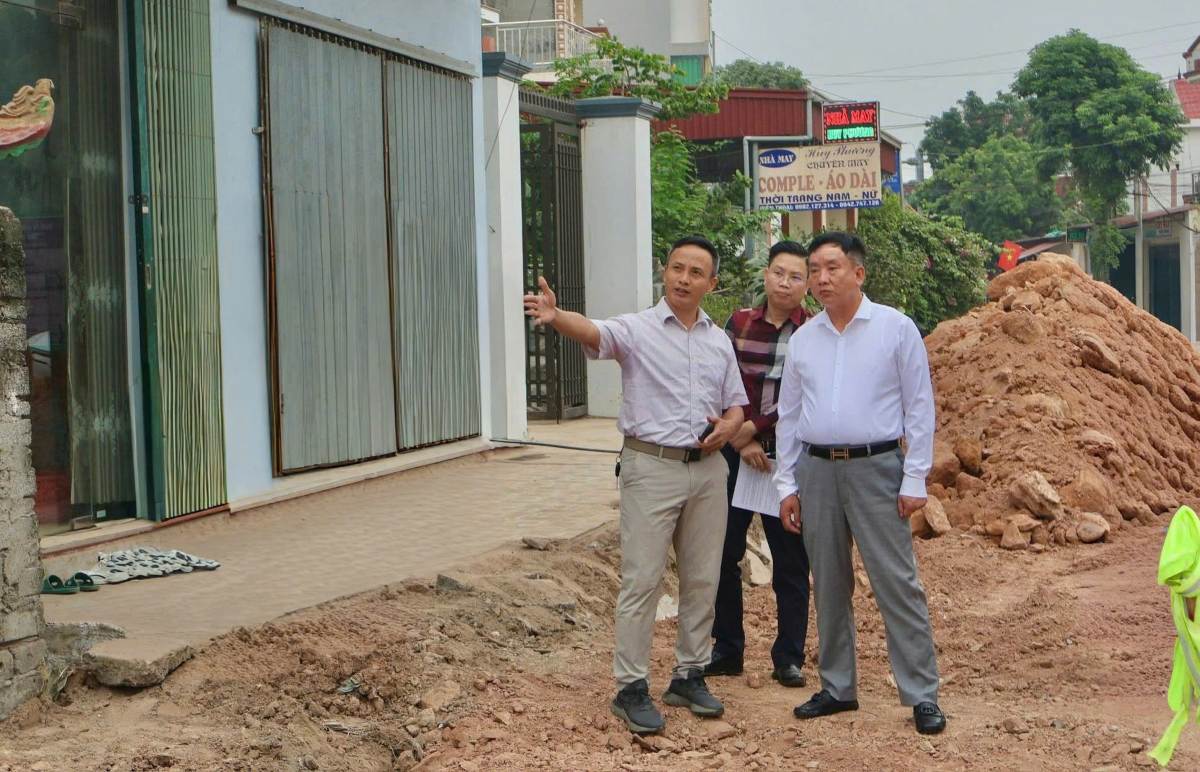 Lanh dao thanh pho chi dao cac dia phuong day nhanh tien do giai phong mat bang cac du an trong diem. Ảnh: Nguyen Hanh