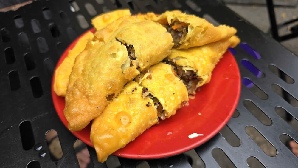 Enjoy hot pillow cake, which is very suitable for cold rainy days. Photo: Tuan Dat