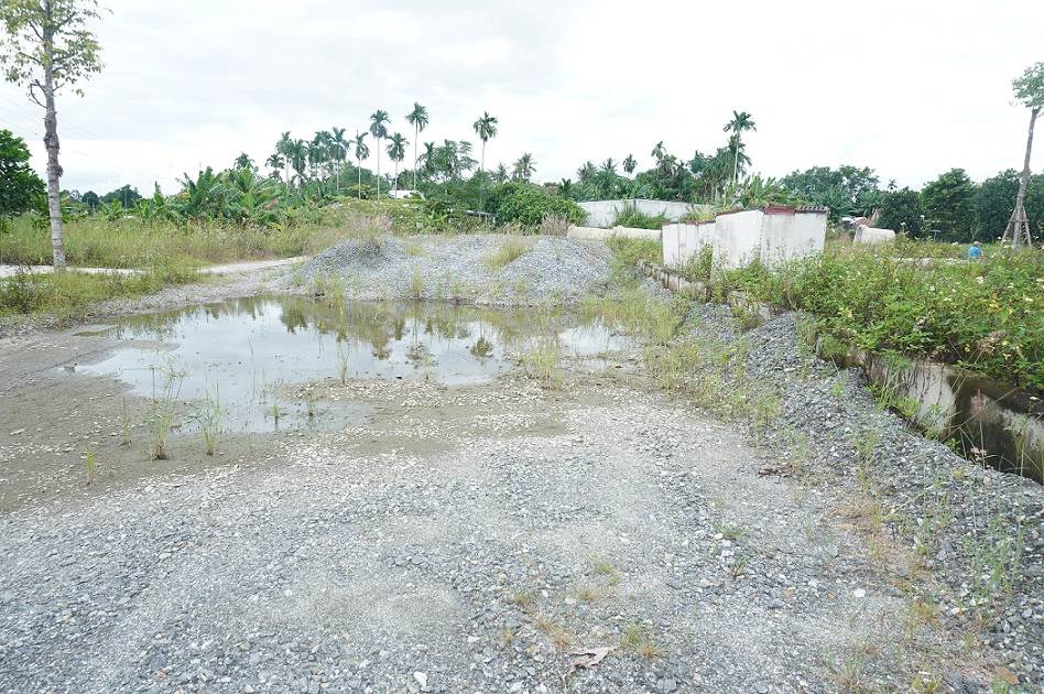 Vuong mat bang tai doan tuyen qua dia ban phuong Truong Quang Trong - ngay diem dau tiep giap voi Quoc lo 24B. Anh: Vien Nguyen