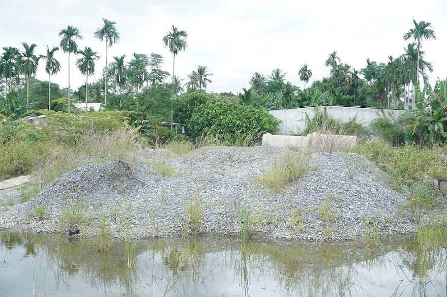 많은 주민들이 꽝응아이성의 주요 프로젝트 중 하나인 Thach Bich 다리에서 Tho Phong, 면까지 연결되는 도로 프로젝트 시공을 위한 부지를 아직 인도하지 않았습니다. 사진: Vien Nguyen