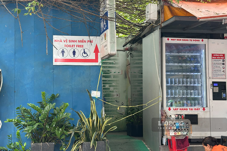 Nha ve sinh co nhung dong cua