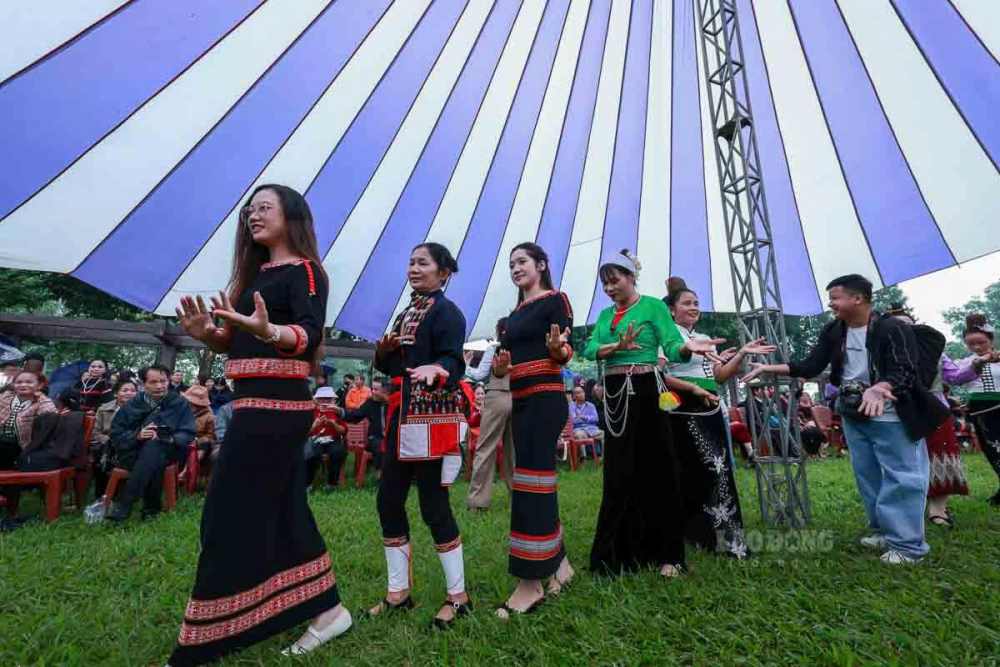 Moi dan toc mang den nhung tiet muc dan ca, lan dieu am nhac truyen thong dac sac. Anh: Hai Nguyen