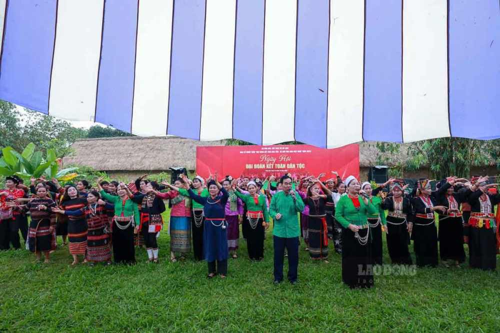 Bat chap troi mua ca ngay, su kien van thu hut dong dao nguoi dan, du khach tham du. Anh: Hai Nguyen