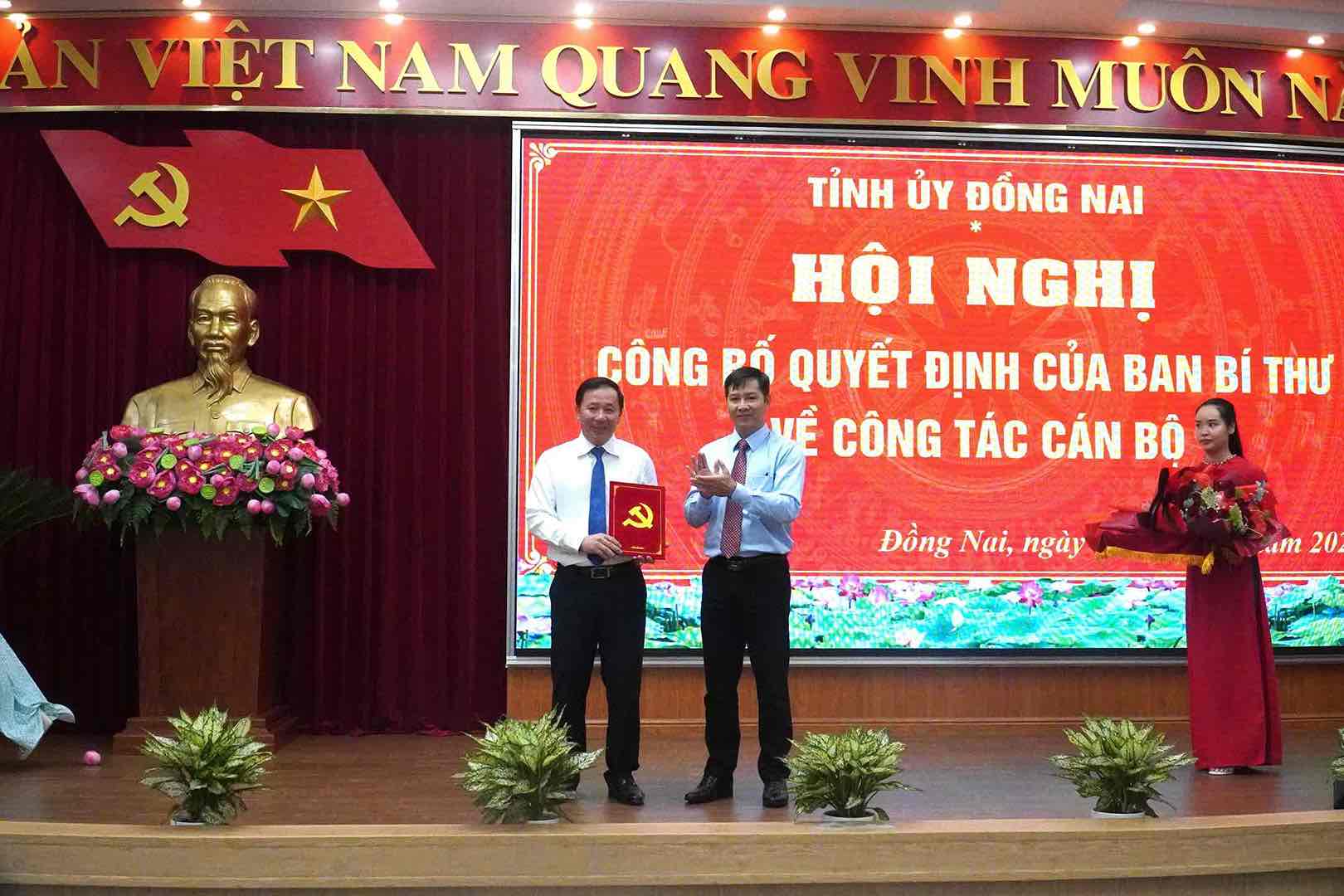 党中央委員会委員、中央組織委員会副委員長のグエン・タイン・タム氏は、2025年から2030年の任期でドンナイ省党委員会副書記のポストにグエン・ヴァン・ウット氏（写真左）を動員し、任命するという事務局の決定を手渡した。写真：HAC