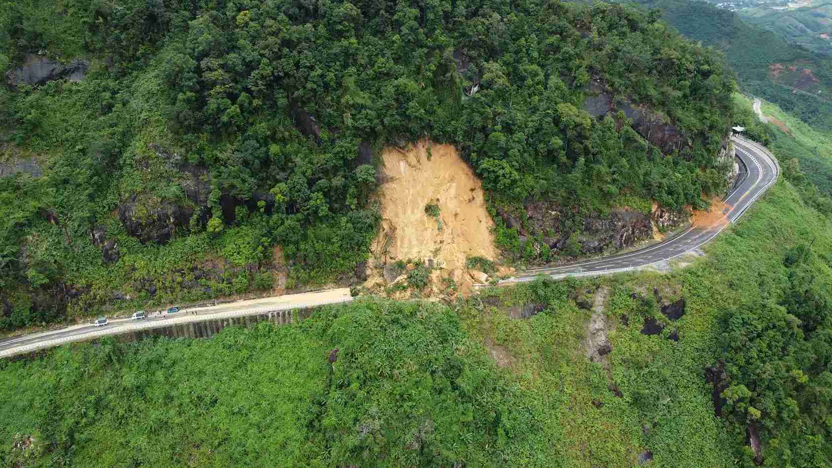 The location of the two trucks that were isolated by landslides on Khanh Le Pass is being approached by Lam Dong authorities for rescue. Photo: Phuc Khanh