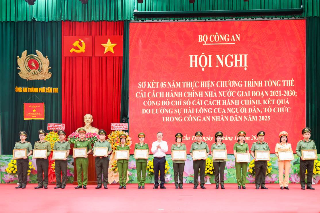 Chu tich UBND TP Can Tho Truong Canh Tuyen trao Bang khen cua Bo truong Bo Cong an cho cac ca nhan co thanh tich xuat sac trong trien khai nhiem vu CCHC. Anh: Cong an Can Tho