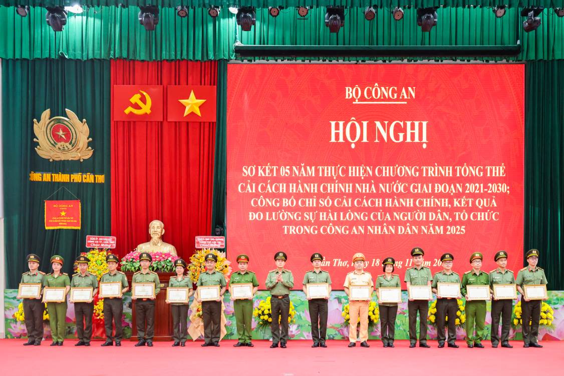 Thuong tuong Le Quoc Hung - Thu truong Bo Cong an trao Bang khen cua Bo truong Bo Cong an cho 16 tap the co thanh tich xuat sac trong trien khai nhiem vu CCHC. Anh: Cong an Can Tho