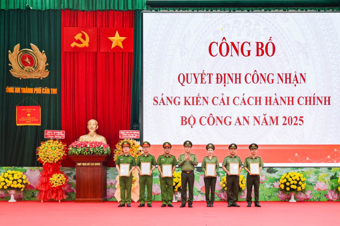 Thuong tuong Le Quoc Hung - Thu truong Bo Cong an trao Quyet dinh cong nhan sang kien CCHC cho Cong an cac don vi, dia phuong. Anh: Cong an Can Tho