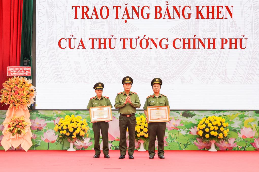 Thuong tuong Le Quoc Hung - Thu truong Bo Cong an thua uy quyen cua Thu tuong Chinh phu da trao Bang khen cua Thu tuong Chinh phu cho 1 tap the va 1 ca nhan duoc khen thuong. Anh: Cong an Can Tho