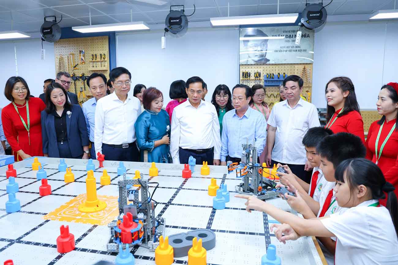 Le vice-Premier ministre Bui Thanh Son et les delegues visitent et ecoutent des presentations sur les activites a la salle STEM du college Tay Mo. Photo : PVN.