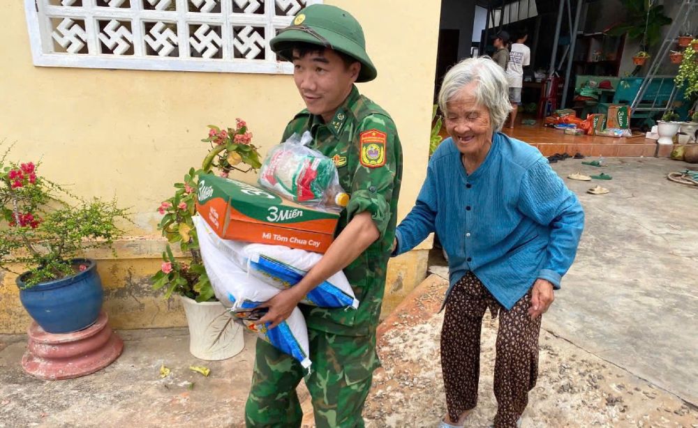 Soldiers support food, provisions, and necessities to people in flooded areas in the Central region. Photo: Border Guard.