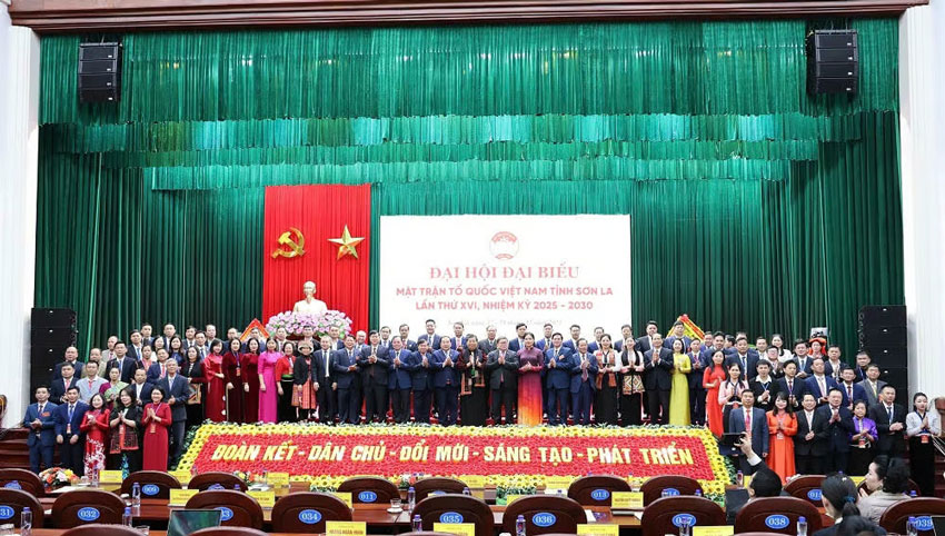 Lanh dao Uy ban Trung uong MTTQ Viet Nam va cac dai bieu chuc mung Dai hoi thanh cong. Anh: Quoc Dinh 