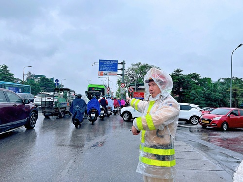 쯔엉즈엉 다리 북쪽 지역에서 노선을 위반한 수많은 버스가 단속되었습니다. 사진: 꽝하이