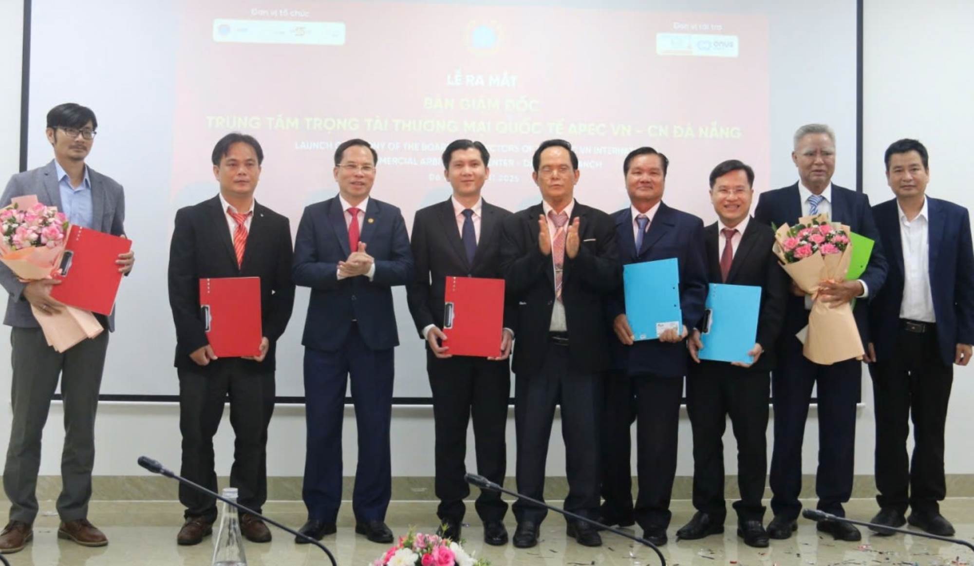 APEC VN仲裁センター、ダナン支店の取締役会メンバーに任命決定を授与。写真:Cong Tam