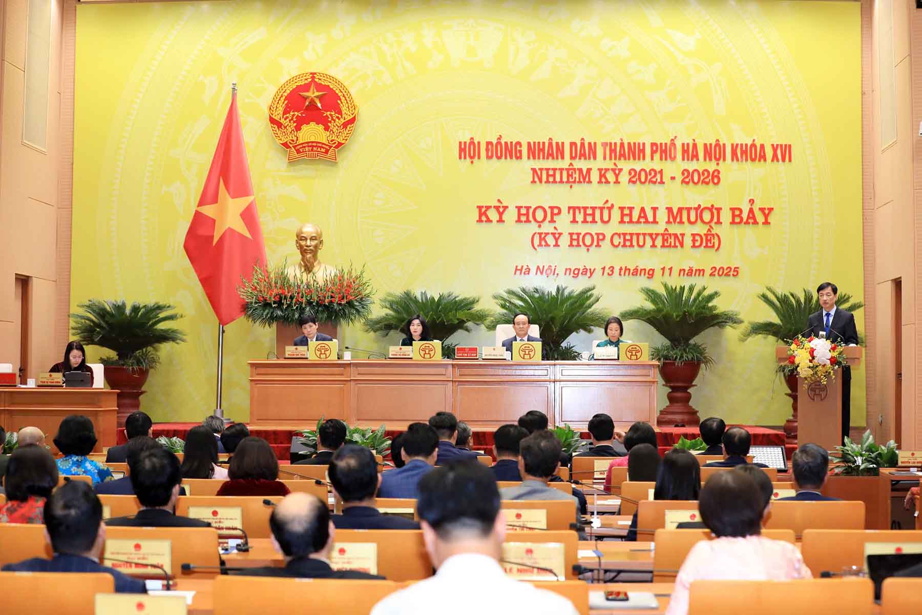 Seance thematique (27e session) du Conseil populaire de la ville de Hanoï XVIe legislature mandat 2021-2026 le 13 novembre. Photo : Viet Thanh