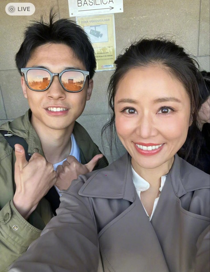 Lam Tam Nhu chup hinh cung nguoi ham mo tren pho. Anh: Instagram