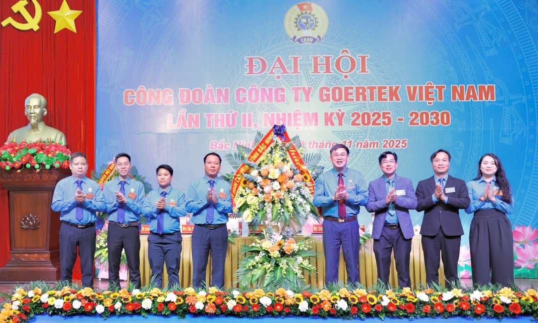 박닌성 노동총연맹 지도부가 대회 축하 꽃다발을 전달하고 있습니다. 사진:  찌엔