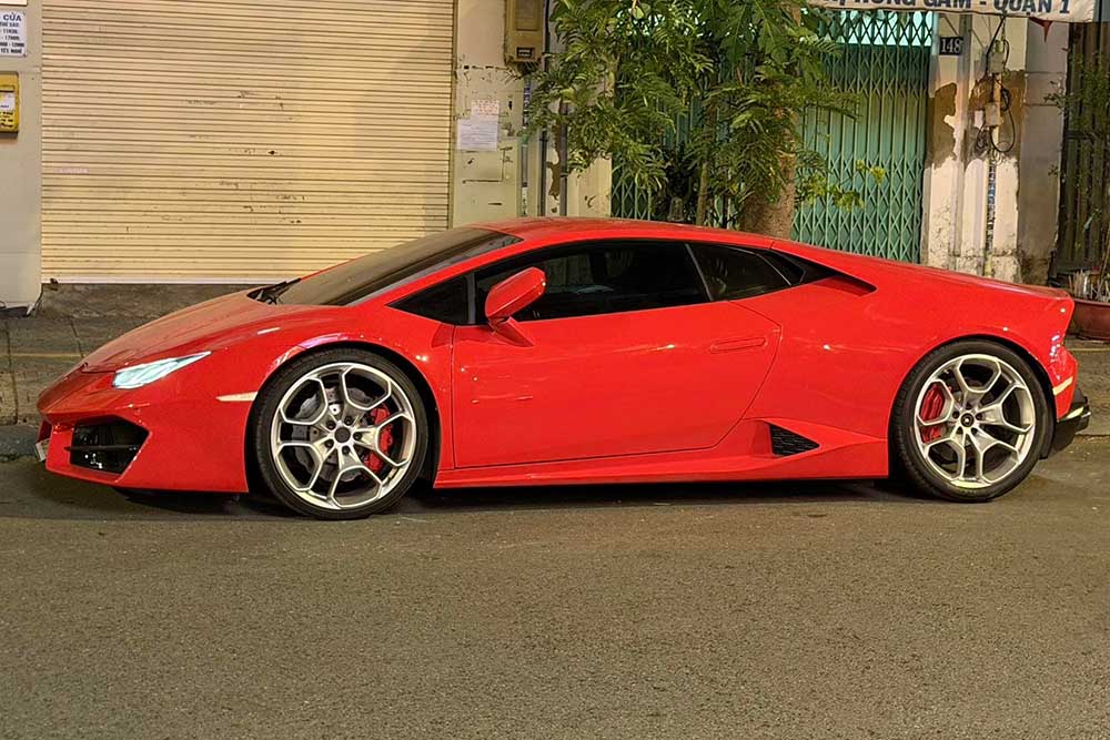 El primer Lamborghini Huracan LP580-2 rojo en Vietnam acaba de aparecer en las calles de la ciudad de Ho Chi Minh atrayendo la atencion de la comunidad de amantes de los coches. Foto: Gia Huy