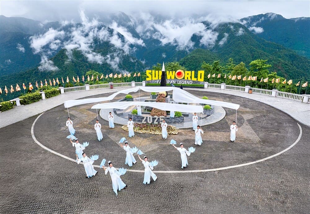 Thuong thuc show nghe thuat “Dinh thieng du ky” giua may troi dinh Fansipan. Anh: Thanh Son