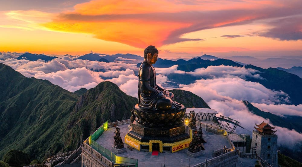 Tuong Phat A Di Da linh thieng giua bien may. Anh: Thanh Son 