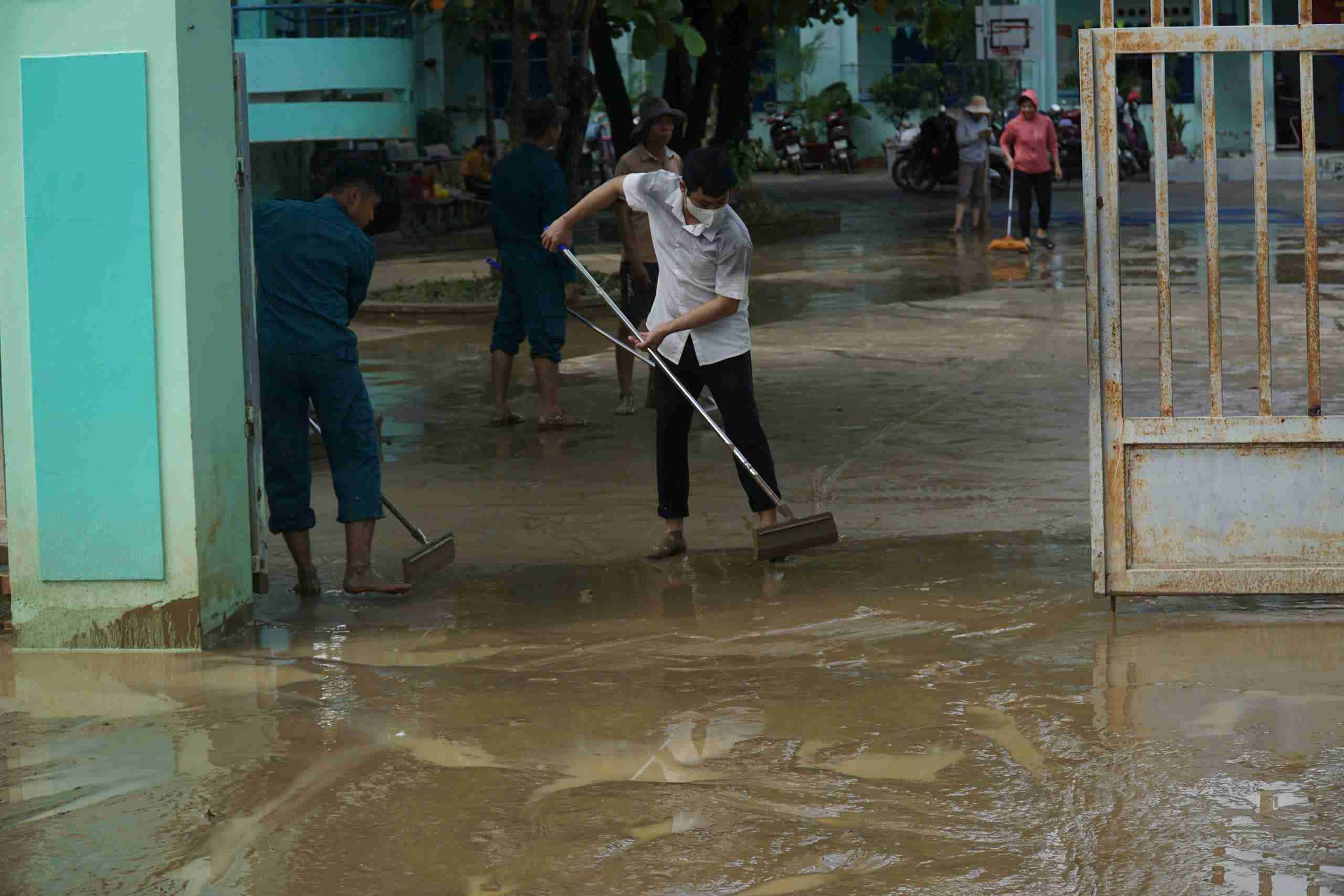 Luc luong chuc nang va nguoi dan cung nhau don ve sinh xung quanh Truong tieu hoc Vinh Phuong. Anh: Huu Long