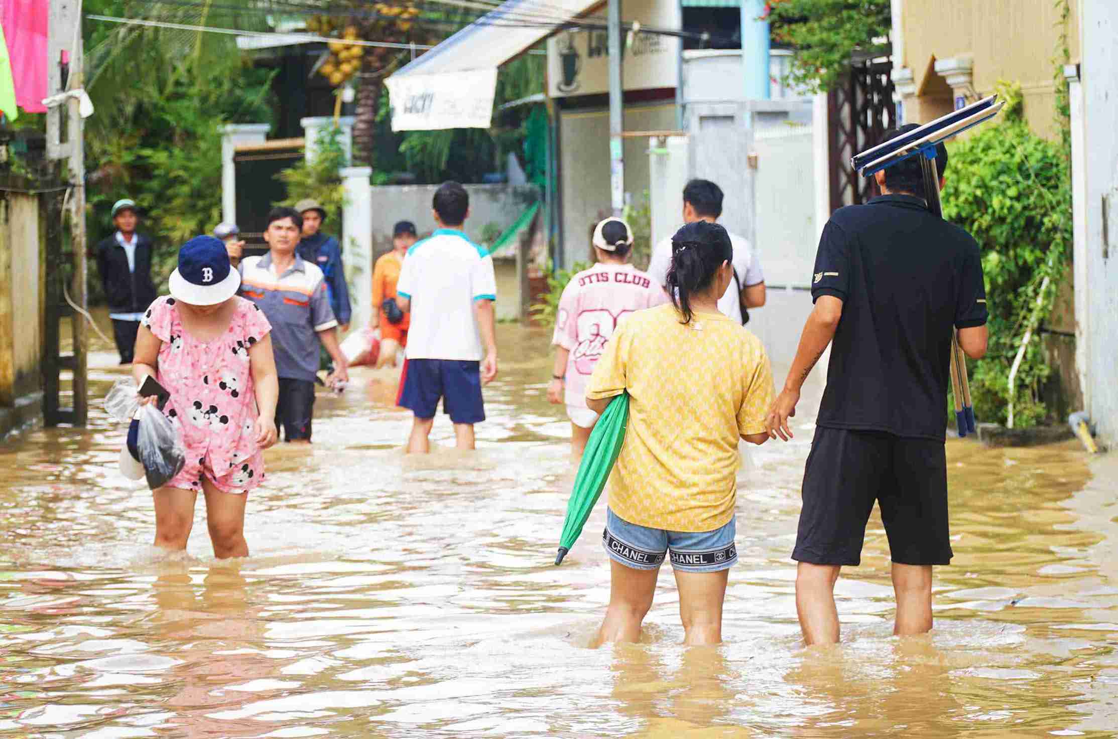 Mot so tuyen duong o phuong Tay Nha Trang nuoc bat dau rut, nguoi dan co the loi bo vao nha. Anh: Huu Long