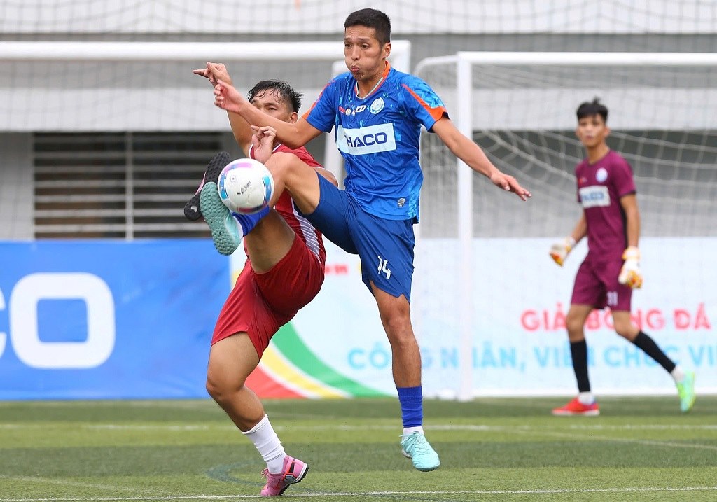 Vuot hang tram cay so tu Quang Ngai vao TP Ho Chi Minh tham du giai, doi bong Cong doan Quang Ngai (ao xanh) da de lai dau an manh me tai giai. Anh: Cong doan Quang Ngai