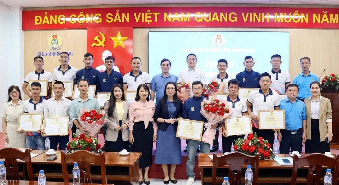 Quang Ngai省労働組合連盟は、Quang Ngai省労働組合サッカーチームに多大な貢献をした個人を総括し、表彰する。写真:Quoc Chinh