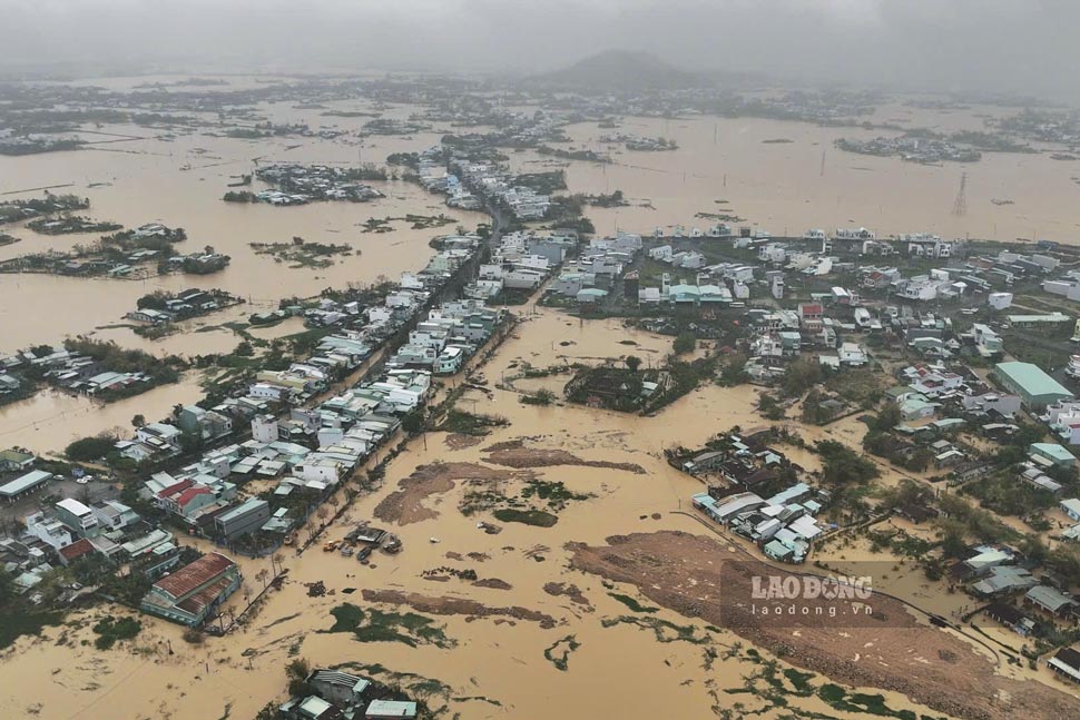 Heavy rain caused flooding in many places in Gia Lai, more than 26,000 students had to stay home from school to avoid the flood. Photo: Hoai Phuong