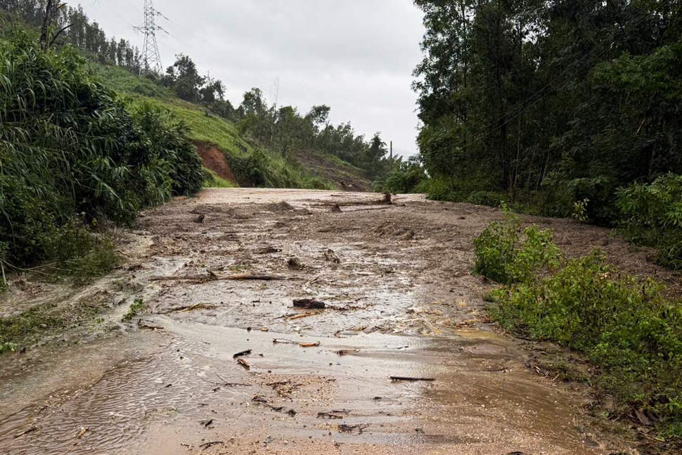 Luong lon dat sat xuong tuyen DH33 (xa Vinh Thanh) khien giao thong chia cat. Anh: Hoai Phuong