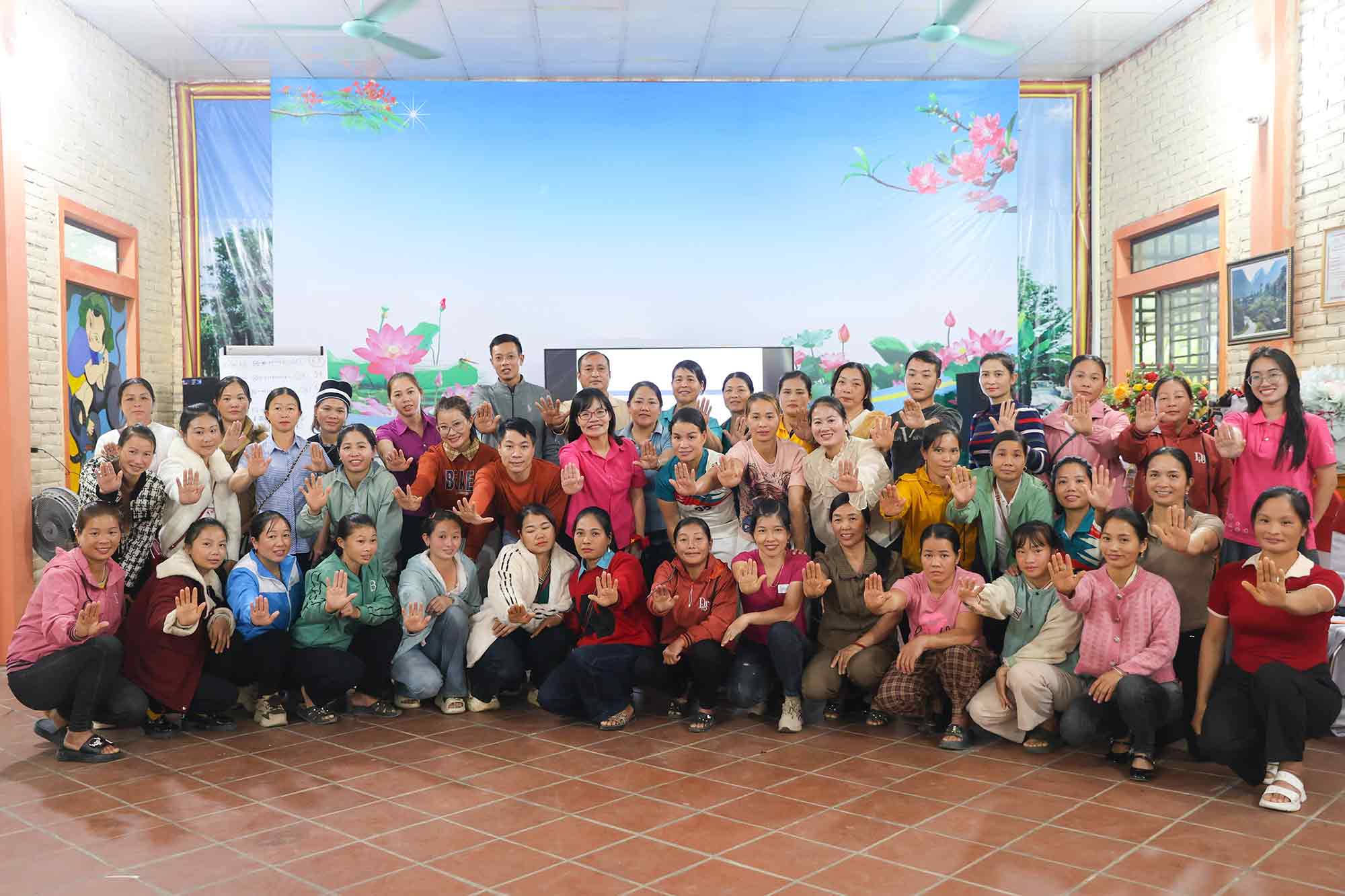 Quy Vi tam voc Viet tap huan ve binh dang gioi cho nguoi dan toc thieu so. Ảnh:  Lan Linh