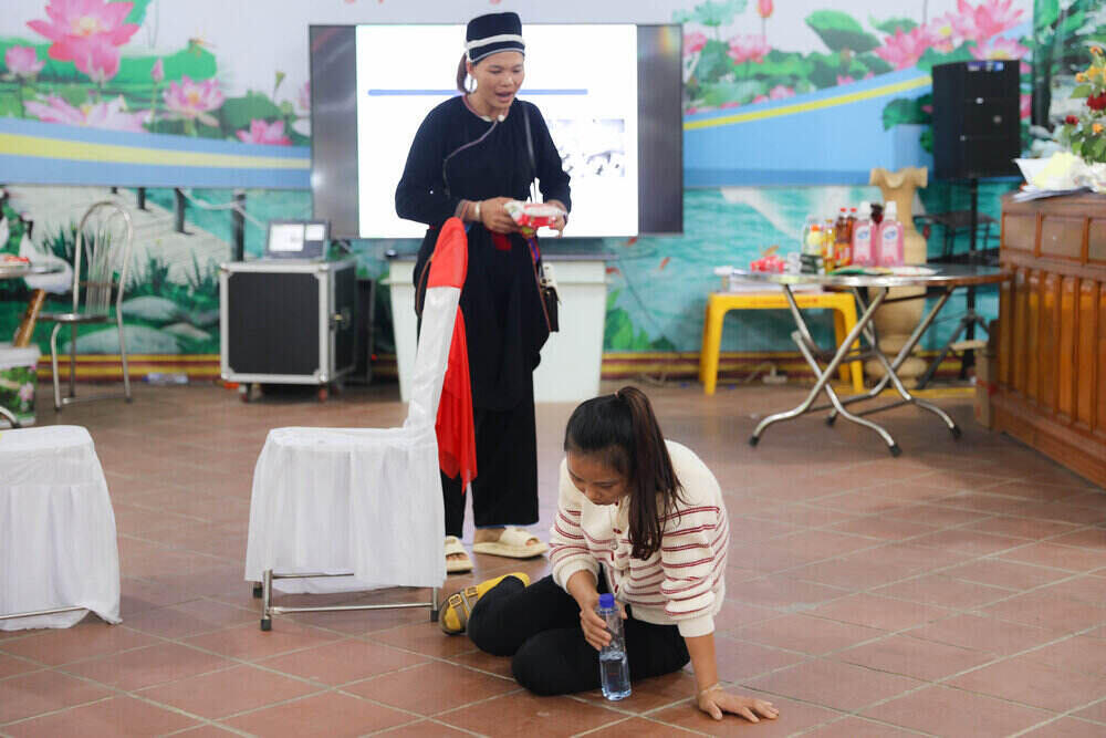 Mot phan doan kich giup tham du vien thuc hanh ung pho bao luc gia dinh. Ảnh: Lan Linh 