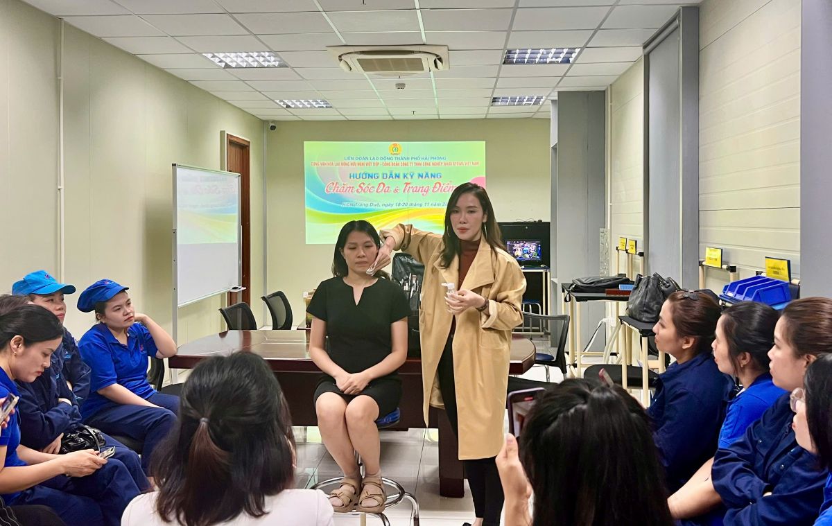 Nguoi lao dong duoc huong dan cac buoc cham soc da co ban. Ảnh: Viet Nga