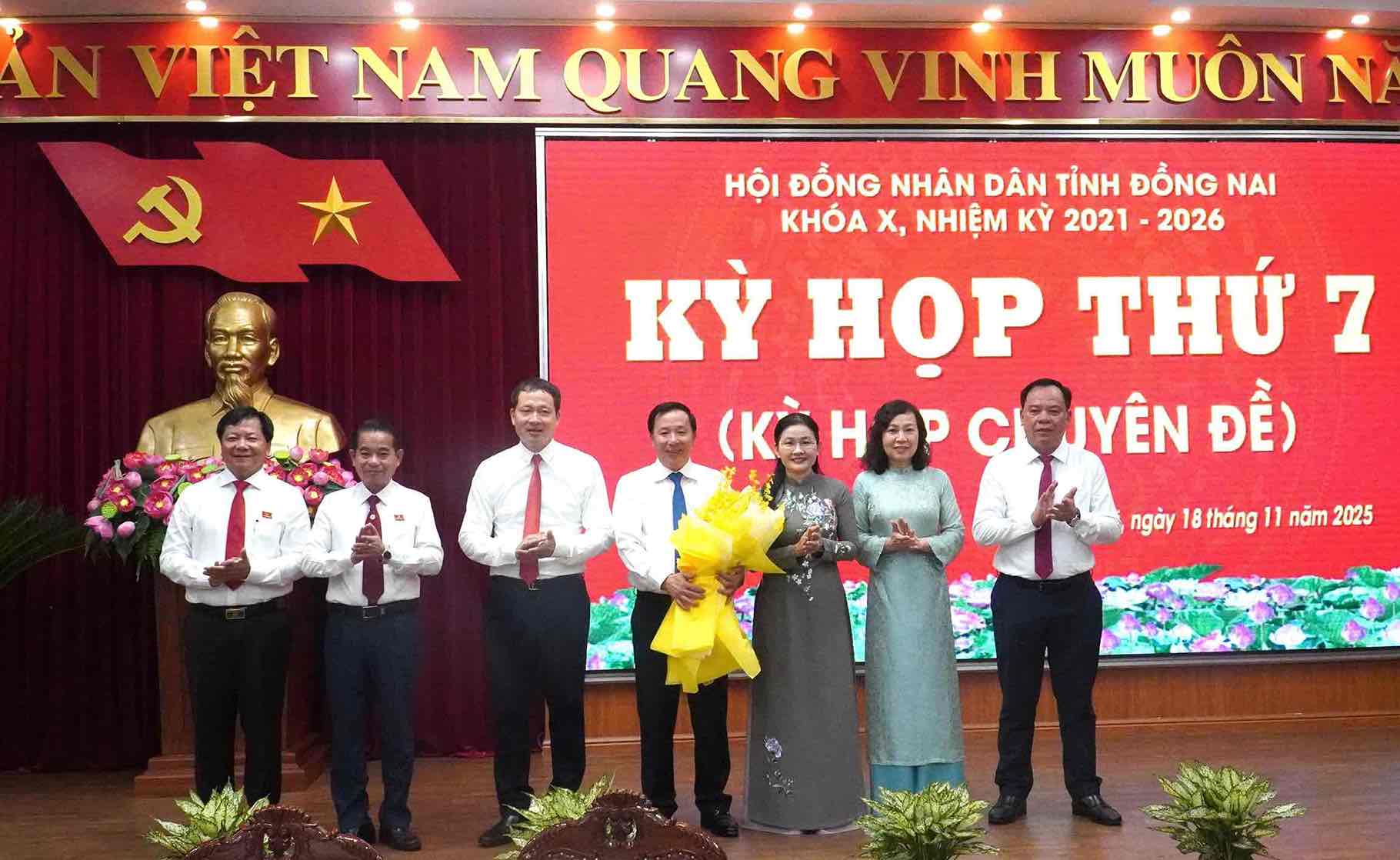 Lanh dao Tinh uy Dong Nai chuc mung ong Nguyen Van Ut duoc bau giu chuc Chu tich UBND tinh Dong Nai chieu ngay 18.11. Anh: HAC