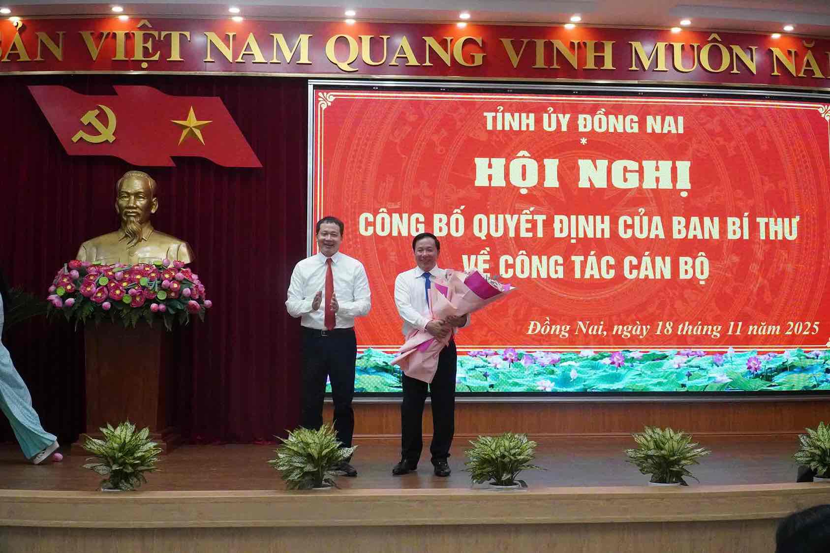 Ong Vu Hong Van - Bi thu Tinh uy Dong Nai, Truong Doan Dai bieu Quoc hoi tinh (ben trai anh) chuc mung Pho Bi thu Tinh uy Dong Nai Nguyen Van Ut. Anh: HAC