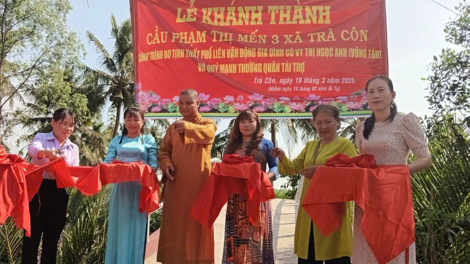 The inauguration of the bridge was funded by Vinh Long Buddhism. Photo: Hoang Loc
