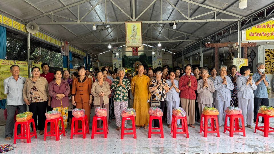 Trao qua an sinh den ho kho khan do cac to chuc ton giao van dong ho tro. Anh: Hoang Loc