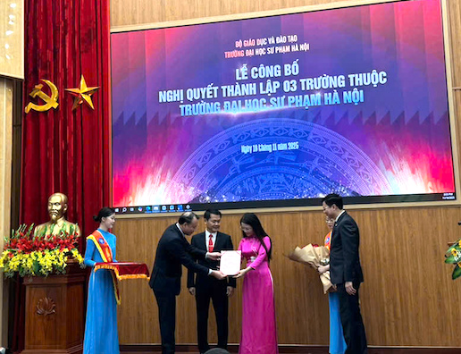 Ban Giam hieu Truong Dai hoc Su pham Ha Noi trao quyet dinh thanh lap Truong Khoa hoc Giao duc. Anh: Van Trang 