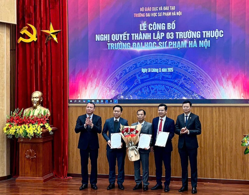 Ban Giam hieu Truong Dai hoc Su pham Ha Noi trao quyet dinh thanh lap Truong Khoa hoc Giao duc. Anh: Van Trang