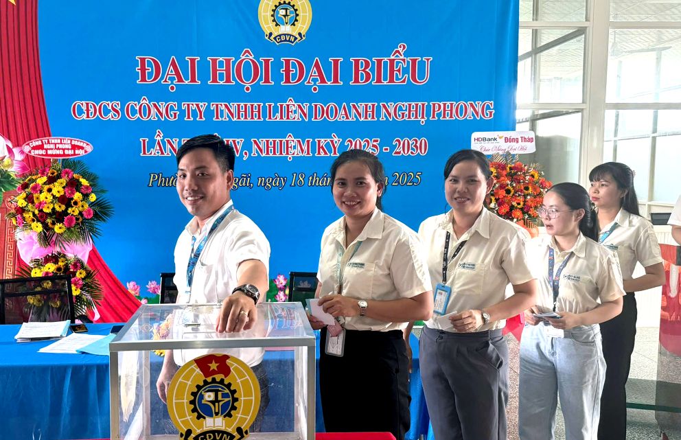 Dai bieu bo phieu cong khai tai dai hoi. Anh: Thanh Mai